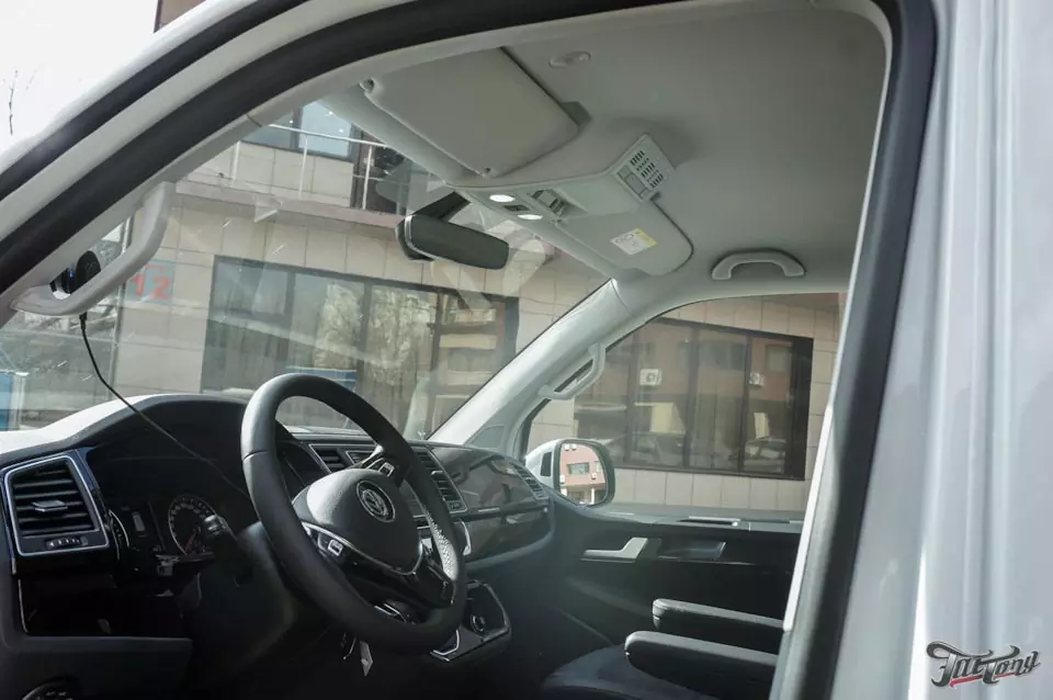 VW Multivan. Перетяжка потолка в алькантару с окрасом пластика и лазерной гравировкой. Антихром эсктерьера